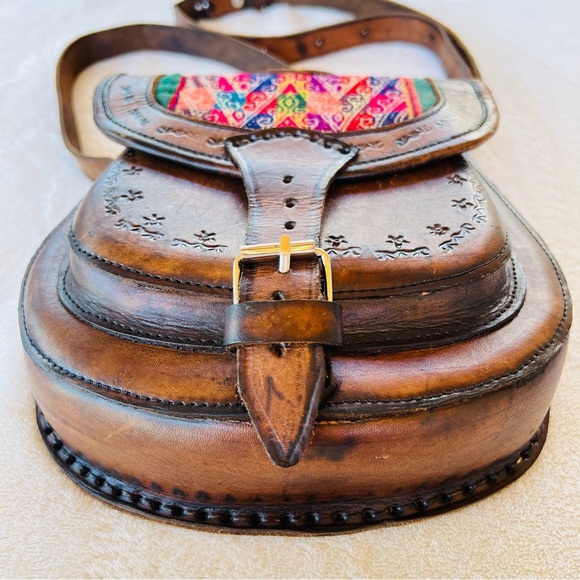 VINTAGE HAND TOOLED LEATHER HANDMADE EMBROIDERED STURDY CROSSBODY SADDLE BAG EUC - Picture 3 of 10